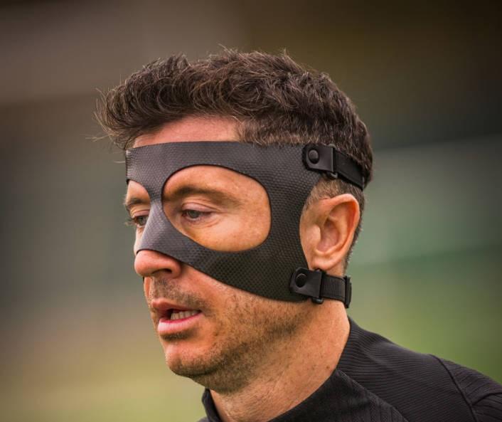 能否赶上出战毕包?巴萨官方晒莱万佩戴面具训练照片 新闻