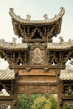 亚太股市震荡加剧，中东通道受阻引发连锁反应。