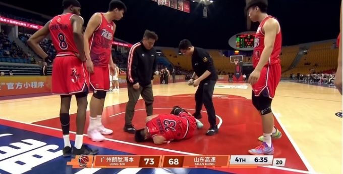 痛彻心扉的胜利之夜;郭艾伦倒下,徐昕崛起,广州泪中带笑终结连败。 体育新闻 痛彻心扉的胜利之夜;郭艾伦倒下,徐昕崛起,广州泪中带笑终结连败。 体育新闻