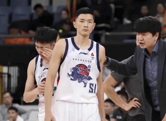 痛彻心扉的胜利之夜;郭艾伦倒下,徐昕崛起,广州泪中带笑终结连败。 体育新闻 痛彻心扉的胜利之夜;郭艾伦倒下,徐昕崛起,广州泪中带笑终结连败。 体育新闻