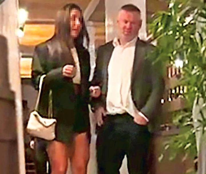  曼彻斯特夜色中，鲁尼意外现身；神秘女子相伴，狂欢持续至凌晨。 娱乐新闻