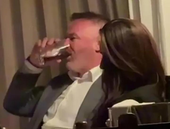  曼彻斯特夜色中，鲁尼意外现身；神秘女子相伴，狂欢持续至凌晨。 娱乐新闻