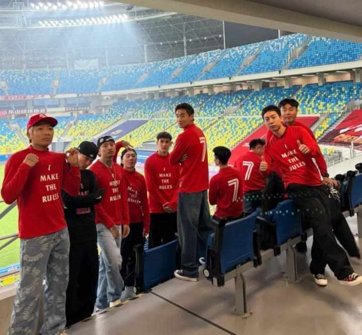 赛前看台惊喜同框,韦世豪拜合拉木携手马思唯;跨界潮流悄然点燃蓉城热情。 娱乐新闻