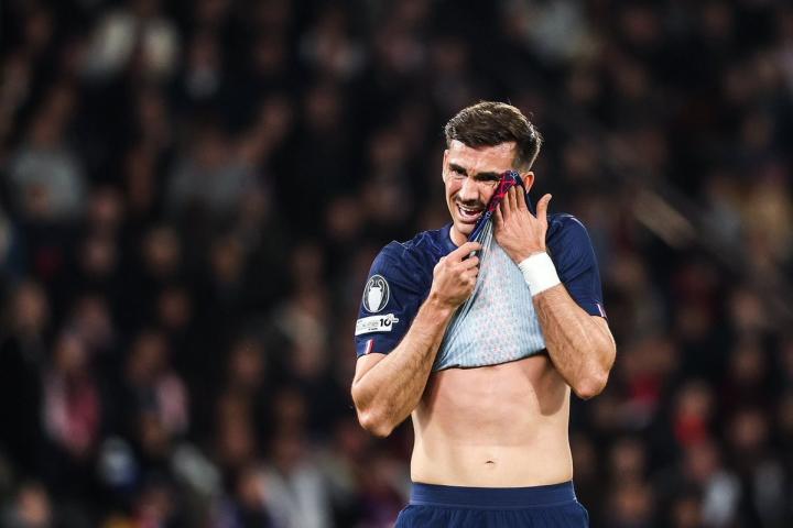  法比安-鲁伊斯膝伤恢复谨慎；推迟回归巴黎圣日耳曼；优先国家队世界杯备战。 体育新闻