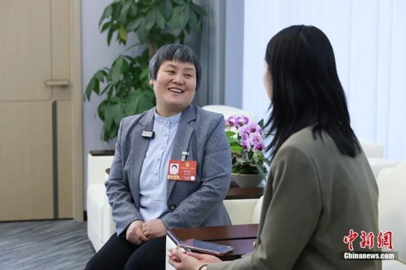  从村口超市到人民大会堂；一位女性代表的阅读坚守与春天诗意。 文化旅游