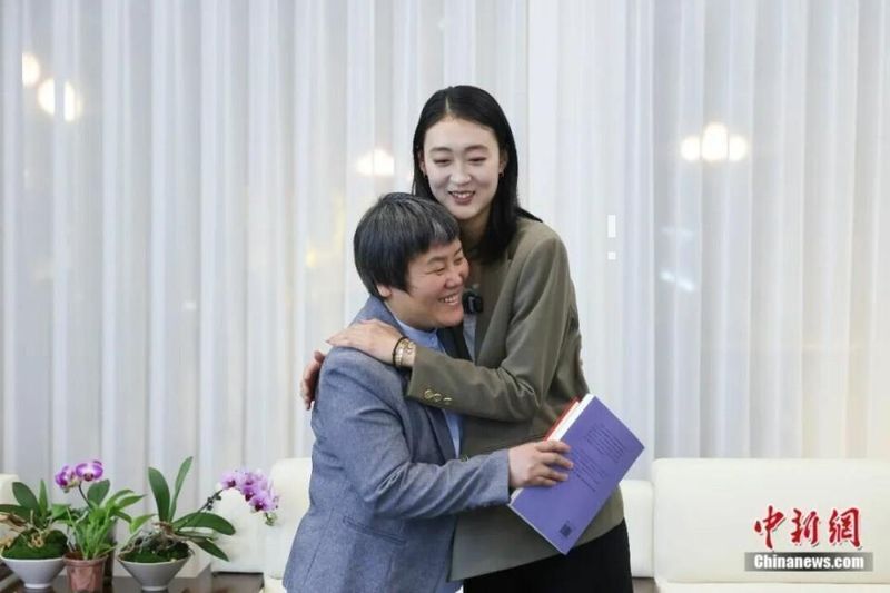  从村口超市到人民大会堂；一位女性代表的阅读坚守与春天诗意。 文化旅游