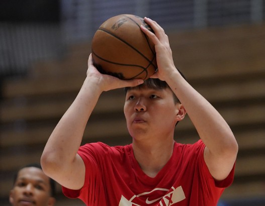  杨瀚森G联赛再创佳绩，高效表现刷新个人得分纪录。 体育新闻