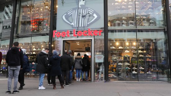 迪克体育用品并购Foot Locker后，盈利前景面临挑战；核心业务强劲表现难以完全抵消整合压力。 股票财经