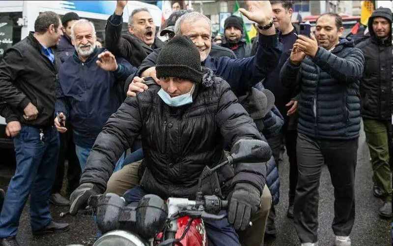 炮火下的德黑兰游行;伊朗领导集体走上街头,传递坚定信号。 新闻 炮火下的德黑兰游行;伊朗领导集体走上街头,传递坚定信号。 新闻