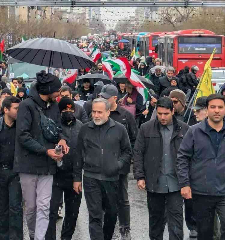 炮火下的德黑兰游行;伊朗领导集体走上街头,传递坚定信号。 新闻 炮火下的德黑兰游行;伊朗领导集体走上街头,传递坚定信号。 新闻