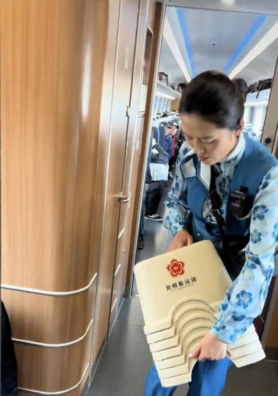  铁路春运交出暖心答卷；昆明局多项举措提升出行品质，爱心便民凳广受好评。 新闻 铁路春运交出暖心答卷；昆明局多项举措提升出行品质，爱心便民凳广受好评。 新闻 铁路春运交出暖心答卷；昆明局多项举措提升出行品质，爱心便民凳广受好评。 新闻