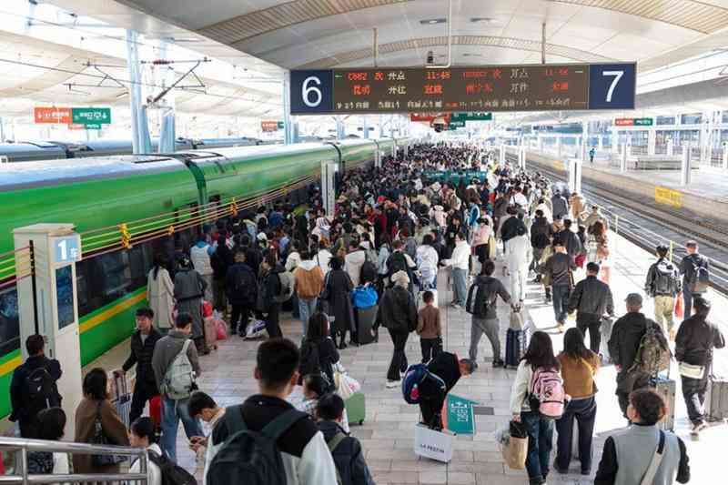  铁路春运交出暖心答卷；昆明局多项举措提升出行品质，爱心便民凳广受好评。 新闻 铁路春运交出暖心答卷；昆明局多项举措提升出行品质，爱心便民凳广受好评。 新闻 铁路春运交出暖心答卷；昆明局多项举措提升出行品质，爱心便民凳广受好评。 新闻