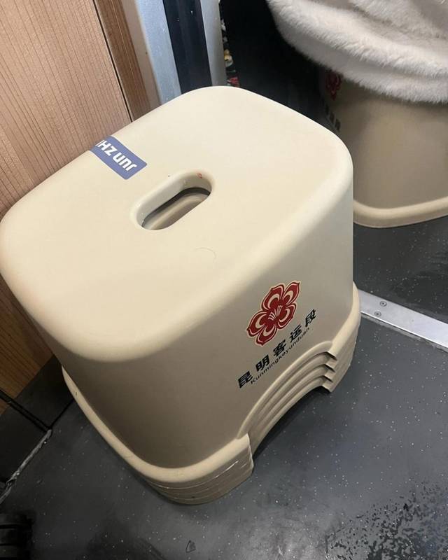  铁路春运交出暖心答卷；昆明局多项举措提升出行品质，爱心便民凳广受好评。 新闻 铁路春运交出暖心答卷；昆明局多项举措提升出行品质，爱心便民凳广受好评。 新闻 铁路春运交出暖心答卷；昆明局多项举措提升出行品质，爱心便民凳广受好评。 新闻