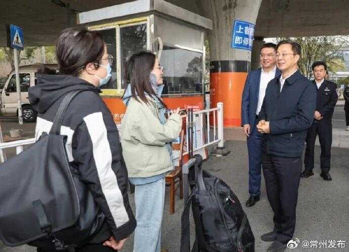  领导干部深入一线体验；江苏“换位跑一次”行动持续深化，服务效能明显提升。 新闻 领导干部深入一线体验；江苏“换位跑一次”行动持续深化，服务效能明显提升。 新闻