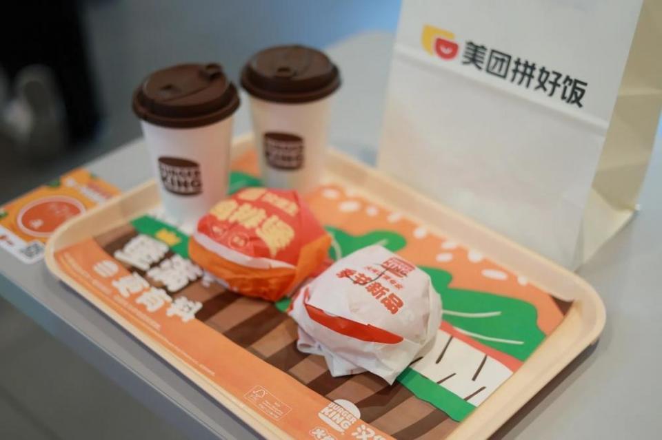  餐饮渠道创新观察：汉堡王携手拼好饭推行C2M反向定制；麻辣鸡排堡热销彰显用户共创价值，订单实现明显拉动。 新闻 餐饮渠道创新观察：汉堡王携手拼好饭推行C2M反向定制；麻辣鸡排堡热销彰显用户共创价值，订单实现明显拉动。 新闻 餐饮渠道创新观察：汉堡王携手拼好饭推行C2M反向定制；麻辣鸡排堡热销彰显用户共创价值，订单实现明显拉动。 新闻