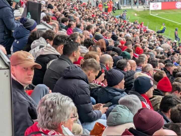  诺伊尔现身看台，拜仁主场完胜；国际比赛日后，他将重返球场。 体育新闻