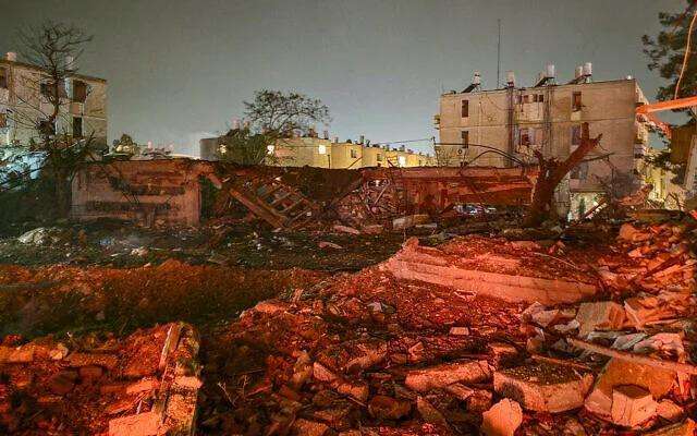  中东局势骤然升级；伊朗导弹突破防空网，直击以色列南部城市。 新闻 中东局势骤然升级；伊朗导弹突破防空网，直击以色列南部城市。 新闻