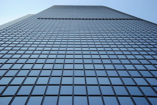  银发经济蓄势待发；多支柱养老体系渐成；家庭保障更有底气。 健康养生