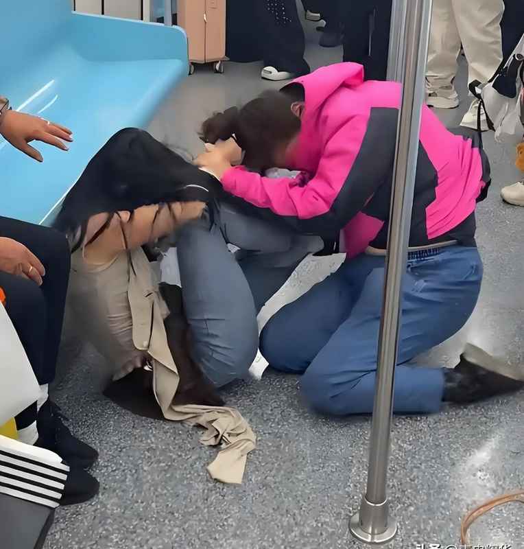  上海地铁互殴事件深度复盘：公共空间冲突的法律边界与行为博弈 新闻